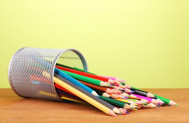 Crayons De Couleur En Verre Sur Table En Bois Sur Fond Vert