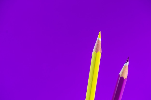 Crayons De Couleur Vives Sur Fond Violet Avec Un Espace Pour Le Texte