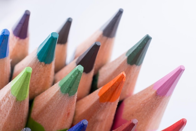 Crayons de couleurs de différentes couleurs