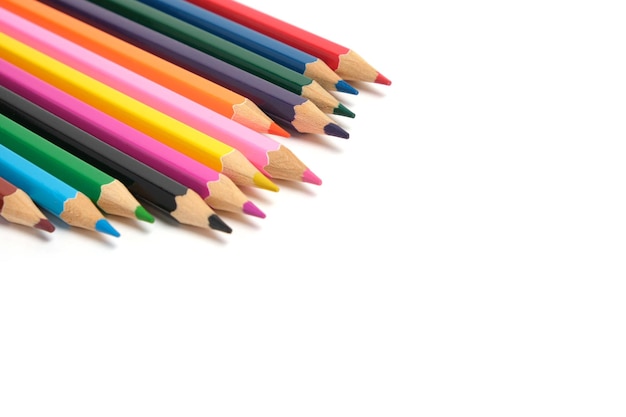 Crayons de couleurs vives sur fond blanc. Fournitures scolaires pour le dessin.