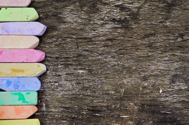 Crayons de craie colorés sur une surface en bois