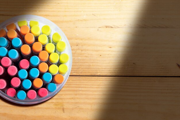 Crayons dans un bocal sur fond de bois