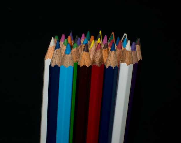 Crayons de dessin de couleur sur fond noir