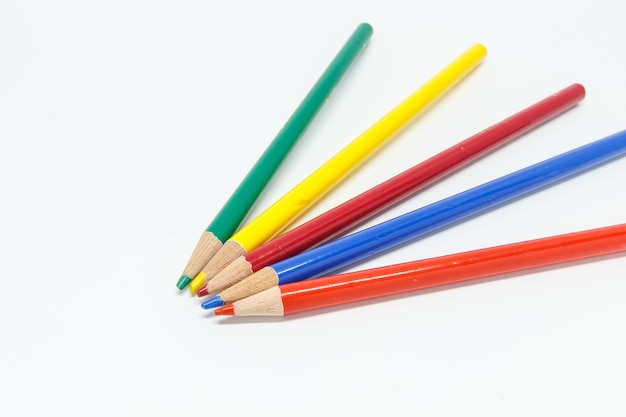 crayons de différentes couleurs sur blanc