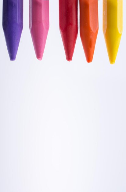 Crayons de différentes couleurs sur fond blanc