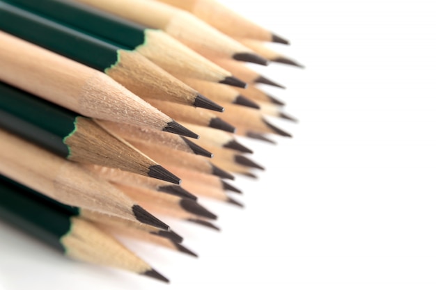 Crayons est un instrument pour écrire ou dessiner, consistant en une fine tige de graphite ou une substance similaire enfermée dans un long morceau de bois mince ou fixée dans un boîtier en métal ou en plastique.