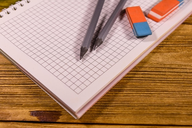 Crayons et gommes à effacer sur une table en bois