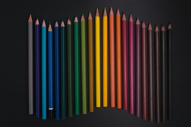 Crayons sur gros plan fond noir