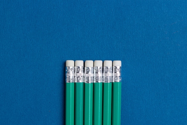 crayons isolés avec gomme sur fond bleu