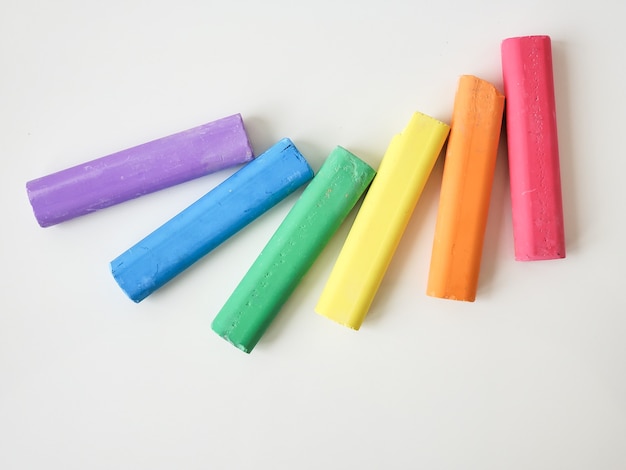 Crayons lumineux LGBT couleurs enfants fond retour à l'école pour l'espace de copie de texte