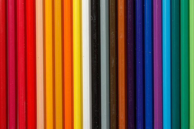 Crayons multicolores d'affilée