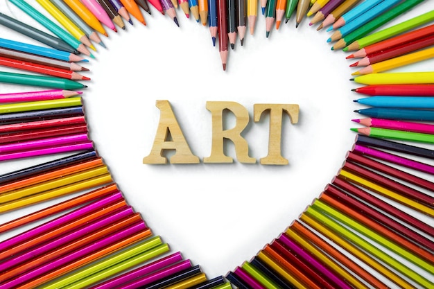 Crayons multicolores sur fond blanc
