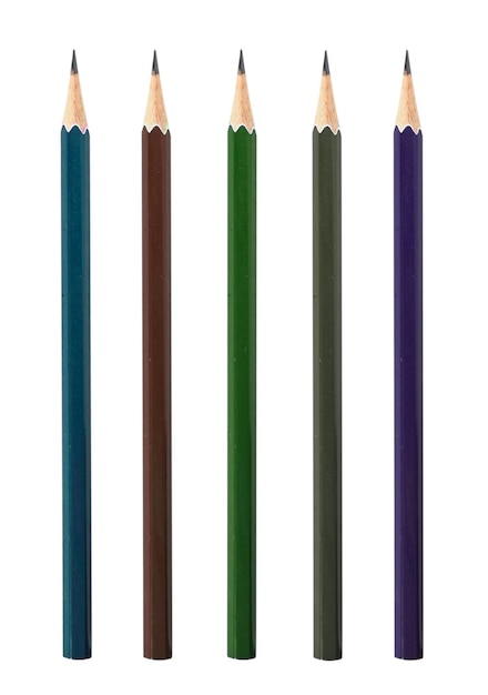 Des crayons multicolores sur fond blanc