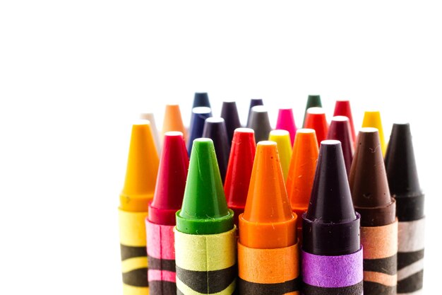 Crayons multicolores sur fond blanc.