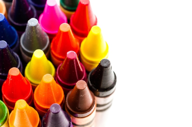 Crayons multicolores sur fond blanc.