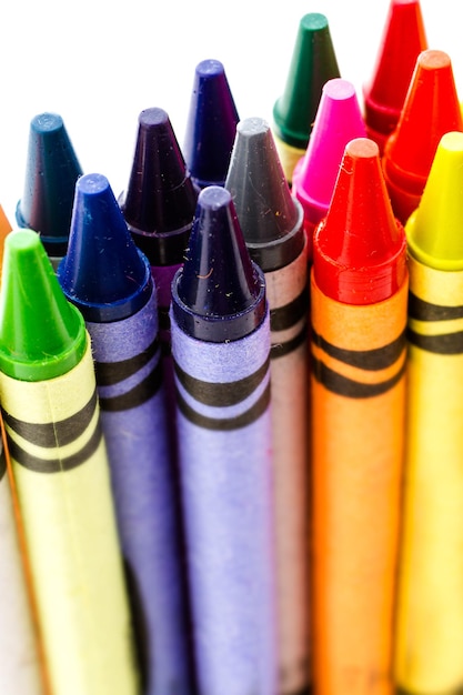 Crayons multicolores sur fond blanc.