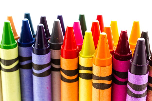 Crayons multicolores sur fond blanc.