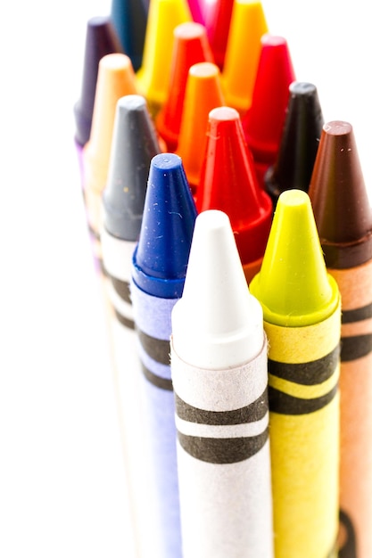 Crayons multicolores sur fond blanc.