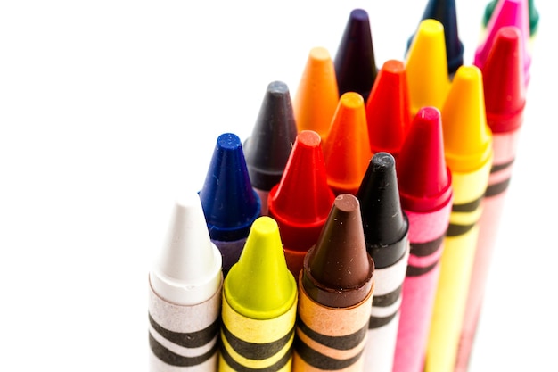 Crayons multicolores sur fond blanc.