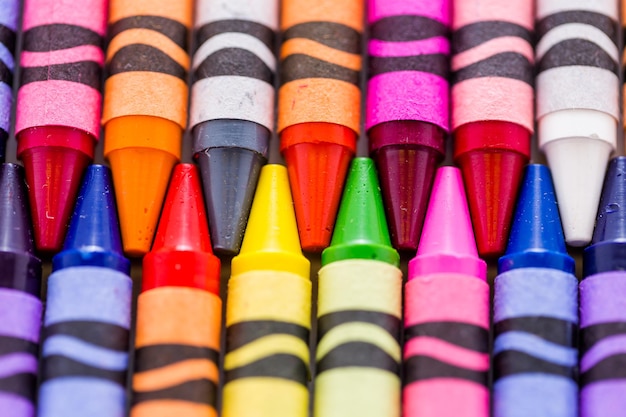 Crayons multicolores sur fond blanc.