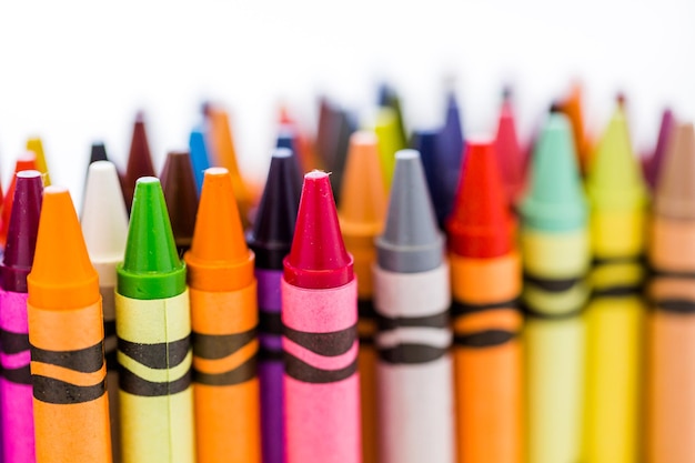 Crayons multicolores sur fond blanc.