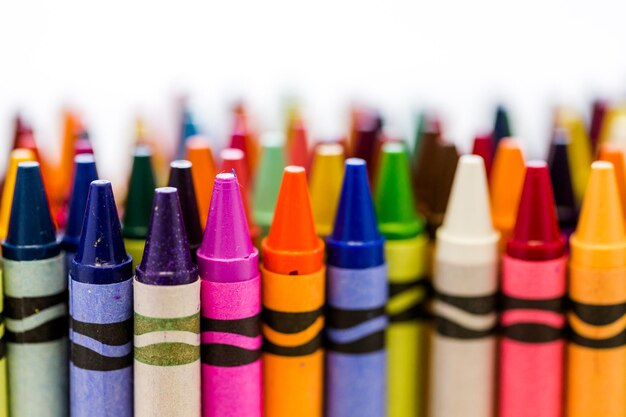 Crayons multicolores sur fond blanc.