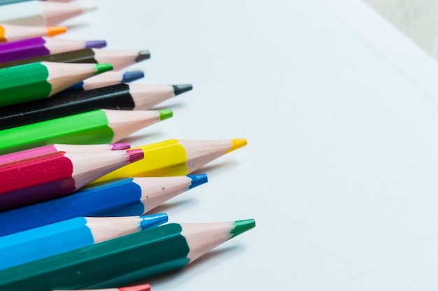 Crayons multicolores sur fond blanc.