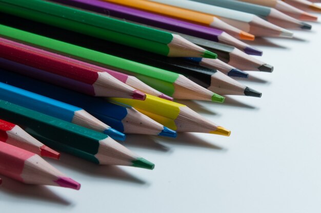 Crayons multicolores sur fond blanc.