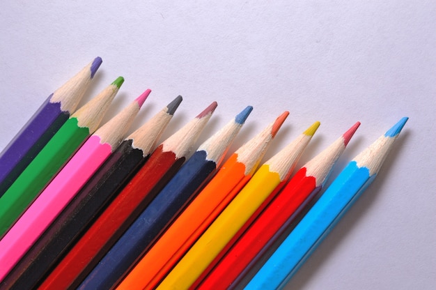 Crayons multicolores sur fond clair