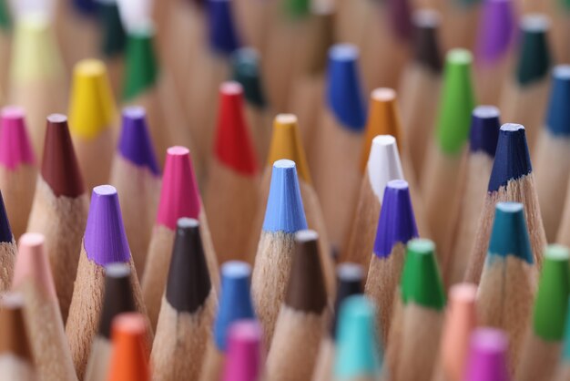 Des crayons multicolores pointent vers le dessin de passe-temps créatif