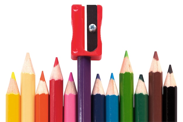 Crayons multicolores en rangée