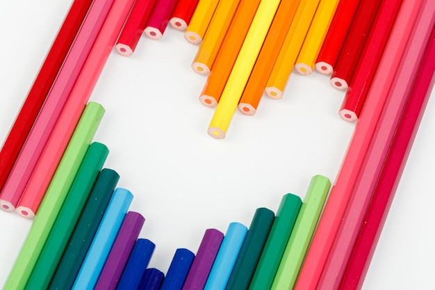 Crayons multicolores sous forme de coeur