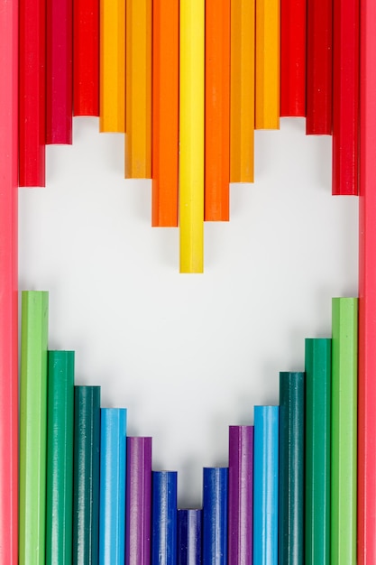 Crayons multicolores sous forme de coeur