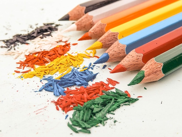 Photo des crayons multicolores sur la table