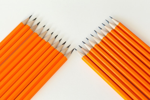 Crayons orange bouchent isolé