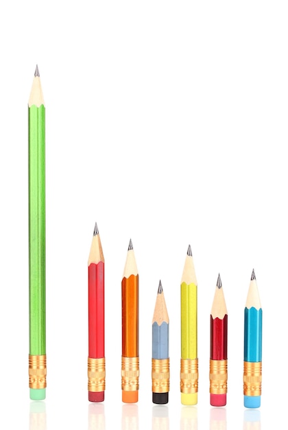 Crayons de plomb isolés sur blanc