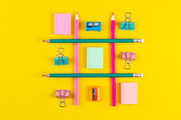 Crayons scolaires sur fond jaune avec fournitures scolaires