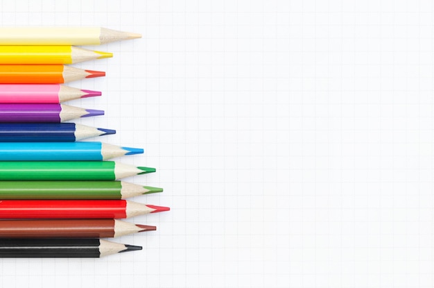 Crayons solo dans une vague sur le fond d'une feuille d'un cahier