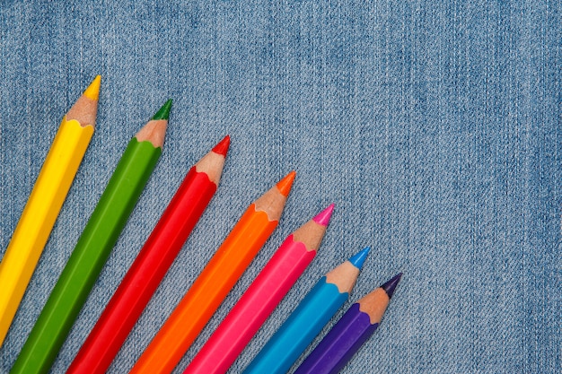 Crayons sur la surface du jean