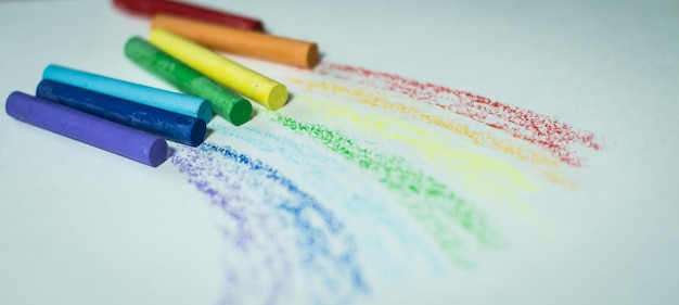 Crayons ulticolorés pour dessiner isolés sur fond blanc