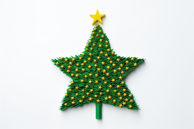 Les crayons verts forment un arbre de Noël surmonté d'une étoile de copeaux jaunes sur un fond blanc