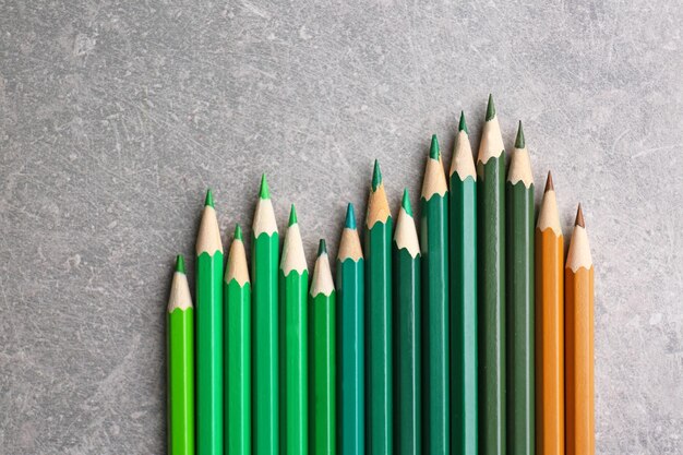 Crayons verts pointus sur fond gris