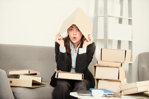 Crazy business occupé jeune femme d'affaires frustration fille secrétaire travaillant des heures supplémentaires secrétaire compte