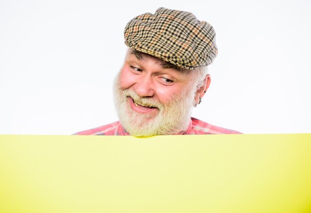 Crazy look happy mature man in retro hat Publicité Senior barbu place annonce sur la bannière Publicité boutique recherche d'emploi Besoin d'aide voulu Copier l'espace apaiser les informations