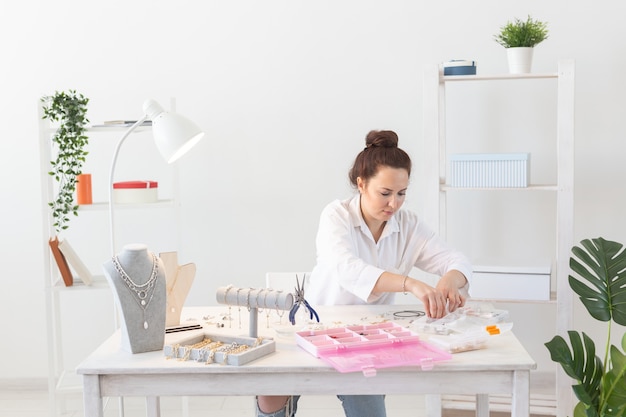 Créateur d'accessoires professionnels faisant des bijoux faits à la main en atelier de studio. Mode, créativité