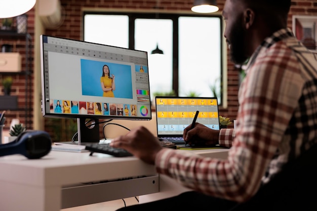 Créateur de contenu éditant une image avec un logiciel de retouche sur ordinateur, créant une image de production multimédia. Éditeur indépendant retouchant la photo avec l'application d'interface de coloriste et la créativité.