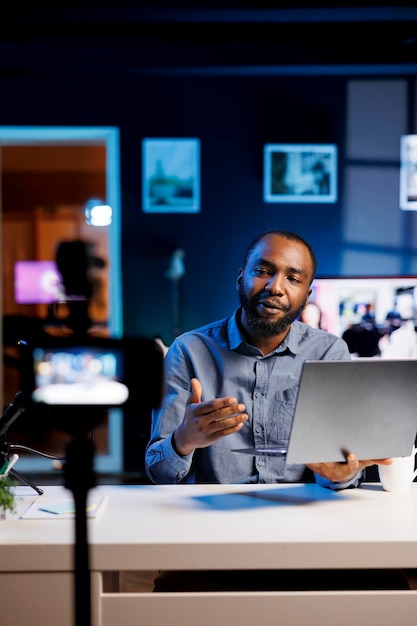 Créateur de contenu filmant un tutoriel technique sur la façon de faire l'entretien de l'ordinateur portable présentant habilement les composants internes L'homme fournissant aux téléspectateurs un guide étape par étape pour faire fonctionner le portable en douceur