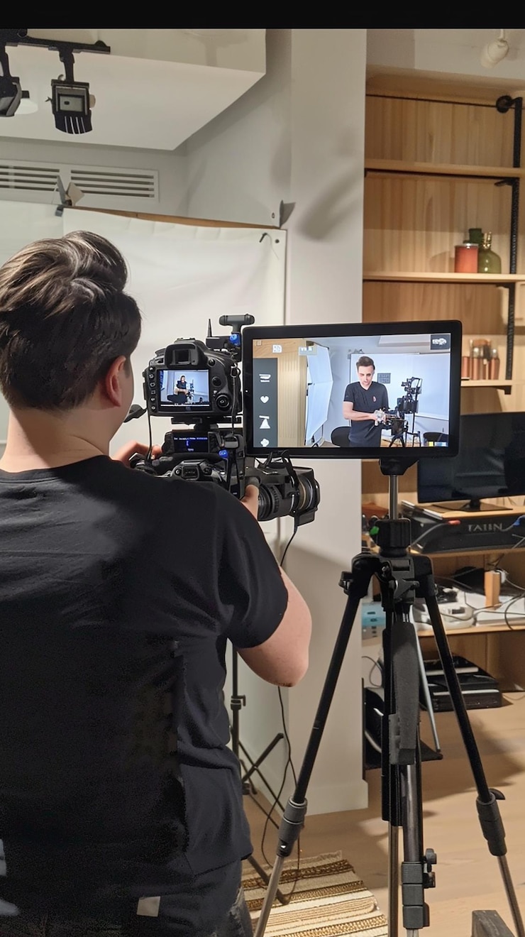 Photo créateur de contenu numérique filmant un tutoriel