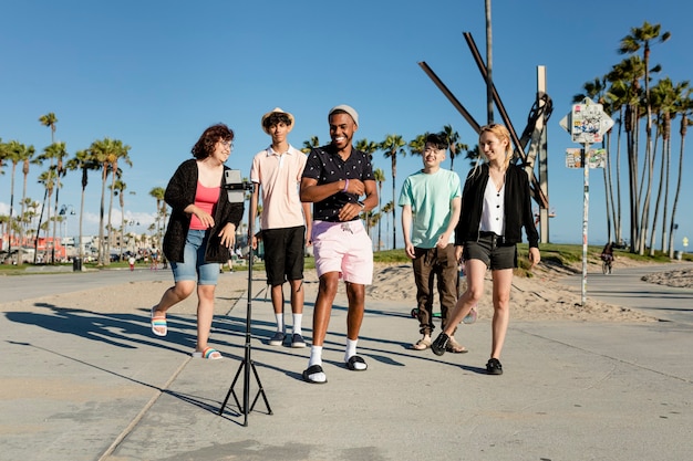 Créateur de contenu vidéo dansant avec des amis à Venice Beach, Los Angeles