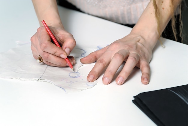 Créateur de mode au travail.